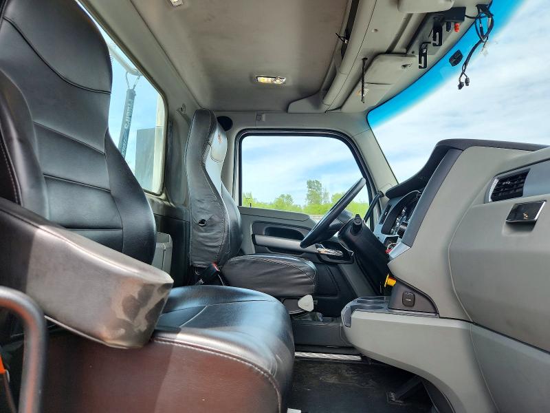 2021 Kenworth T680 VIN 1XKYA48X5MJ440616 COPART salvage auction — NORMAL WEAR, IN - CERTIFICATE OF TITLE, sold $8,000 on 2026-07-07 (photo 5)