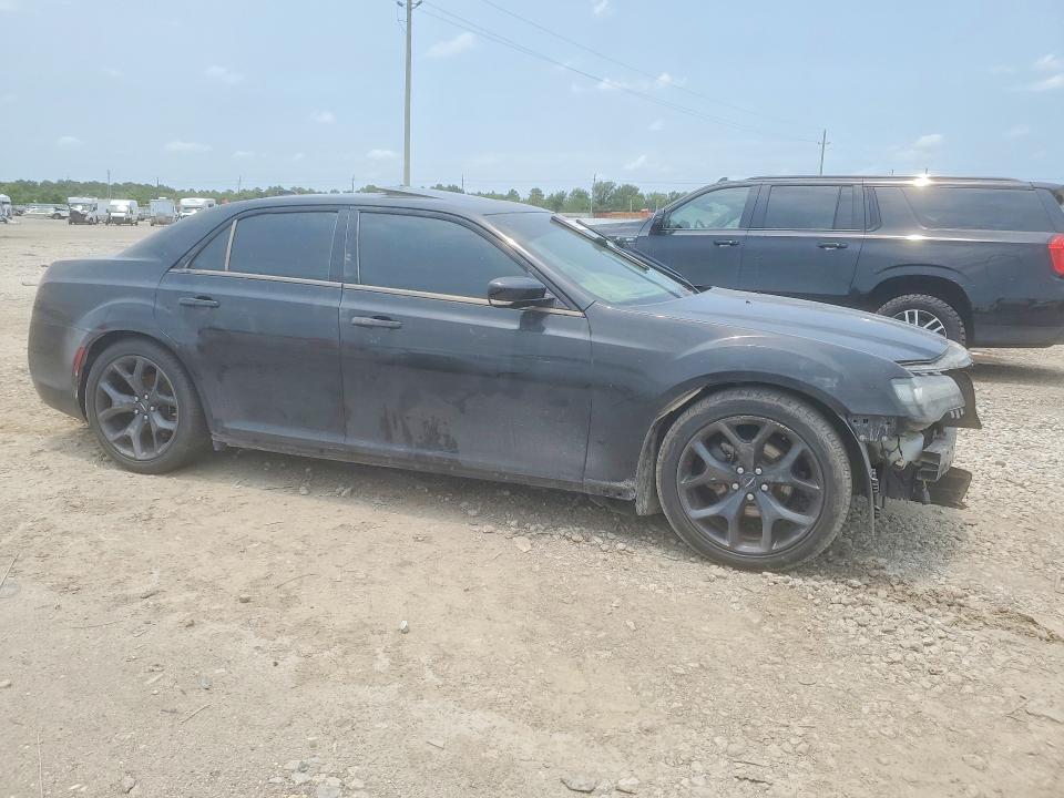 2022 Chrysler 300 VIN 2C3CCABG9NH121010 COPART salvage auction — WATER/FLOOD, Tx - Salvage Title-Flood Damage, sold $725 on 2026-07-02 (photo 4)