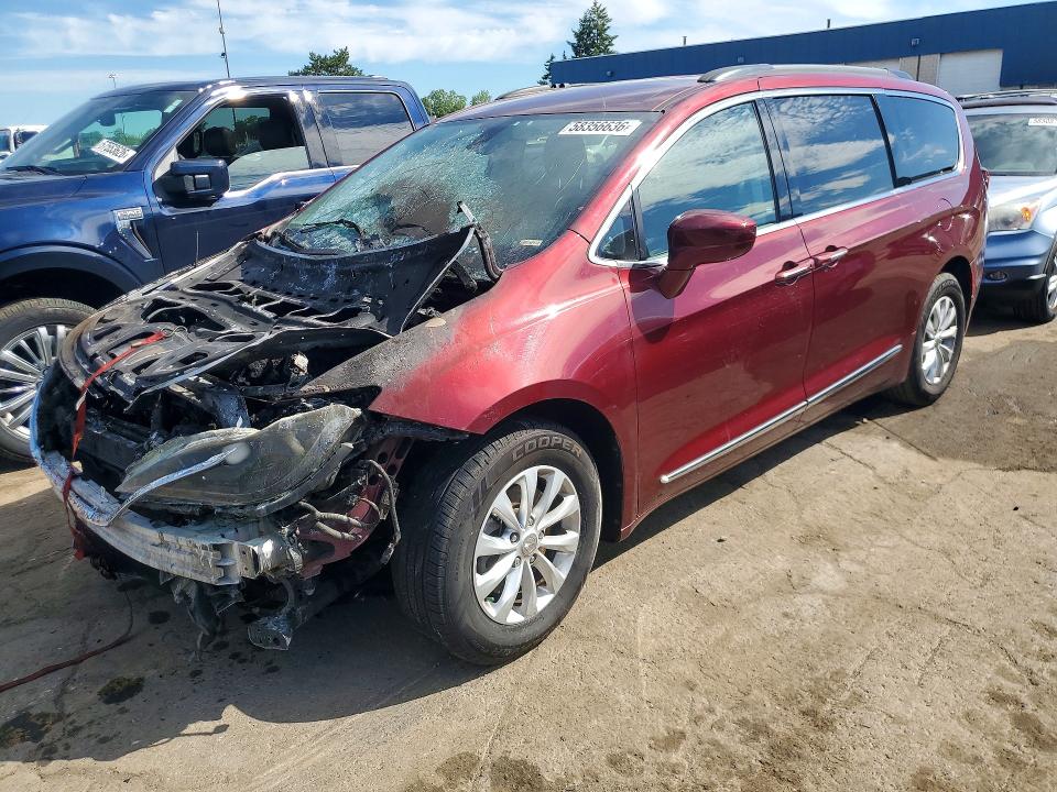 2017 Chrysler Pacifica VIN 2C4RC1BG0HR623070 COPART salvage auction — Burn Engine, St - Salvage Title, sold $525 on 2026-07-28 (photo 1)
