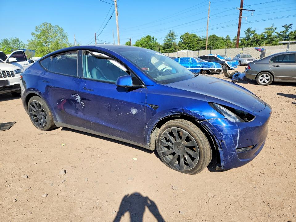 2021 Tesla Model y VIN 5YJYGDEE3MF266226 COPART salvage auction — SIDE, Salvage Title, sold $2,300 on 2026-07-20 (photo 4)