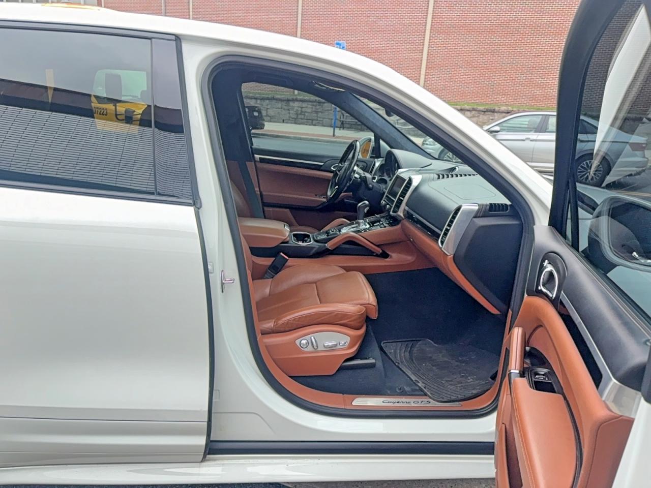 2016 Porsche Cayenne VIN WP1AD2A21GLA79142 COPART salvage auction — Normal Wear, NY - CERT OF TITLE-REBUILT SALVAGE (P), sold $1,500 on 2026-06-30 (photo 5)