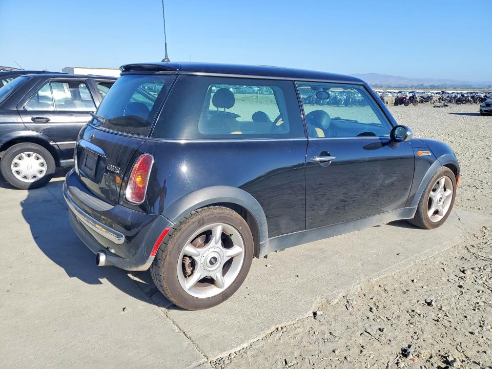 2003 Mini Cooper VIN WMWRC33443TE15792 COPART salvage auction — MINOR DENT/SCRATCHES, CA - DIS/DLR/EXP ONLY CLEAN TITLE, sold $500 on 2026-07-02 (photo 3)