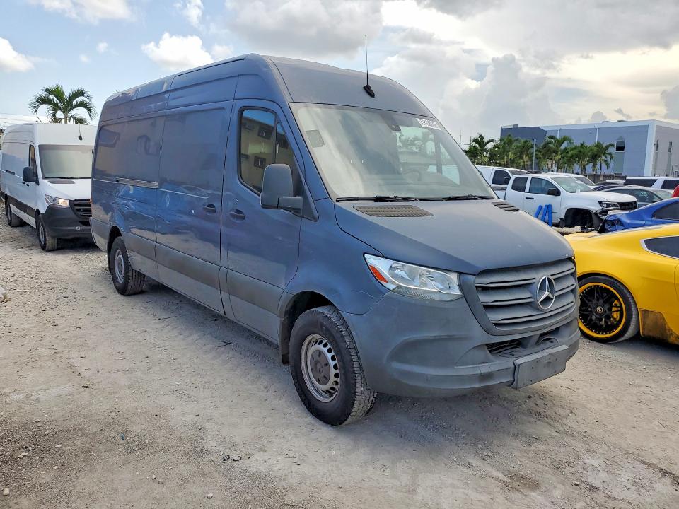 2019 Mercedes-benz VIN WD4PF1CD6KP137042 COPART salvage auction — MINOR DENT/SCRATCHES, Fl - Certificate Of Title, sold $12,000 on 2026-07-29 (photo 4)