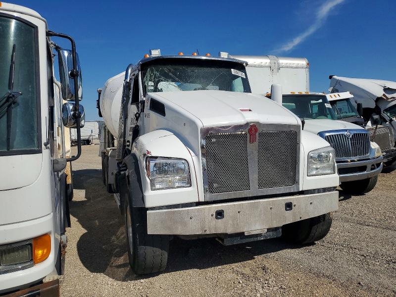 2018 Kenworth T880 VIN 1NKZXPEX4JJ223363 COPART salvage auction — ROLLOVER, IA - CERT OF TITLE-SALVAGE TITLE, sold $17,800 on 2026-07-09 (photo 1)