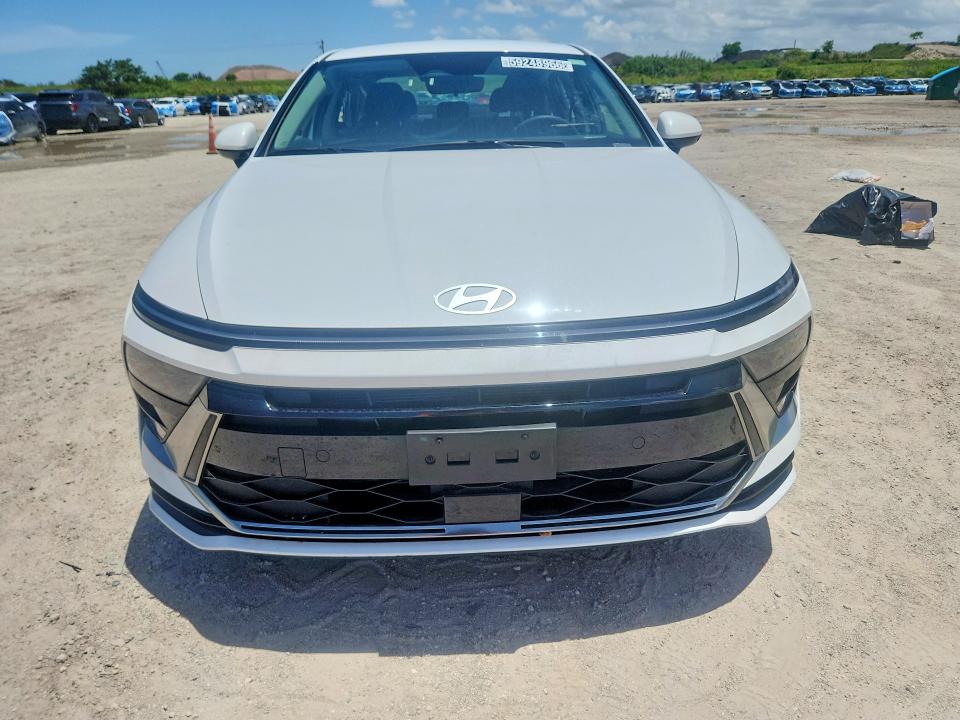 2025 Hyundai Sonata VIN KMHL64JA4SA499095 COPART salvage auction — SIDE, TX - NONREPAIRABLE TITLE, sold $8,100 on 2026-07-27 (photo 5)