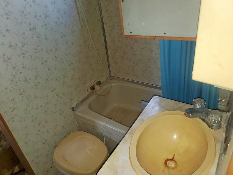 1989 International Trailer VIN 110BA02R4KA030701 COPART salvage auction — ALL OVER, TX - NONREPAIRABLE TITLE, sold $30 on 2026-07-08 (photo 8)