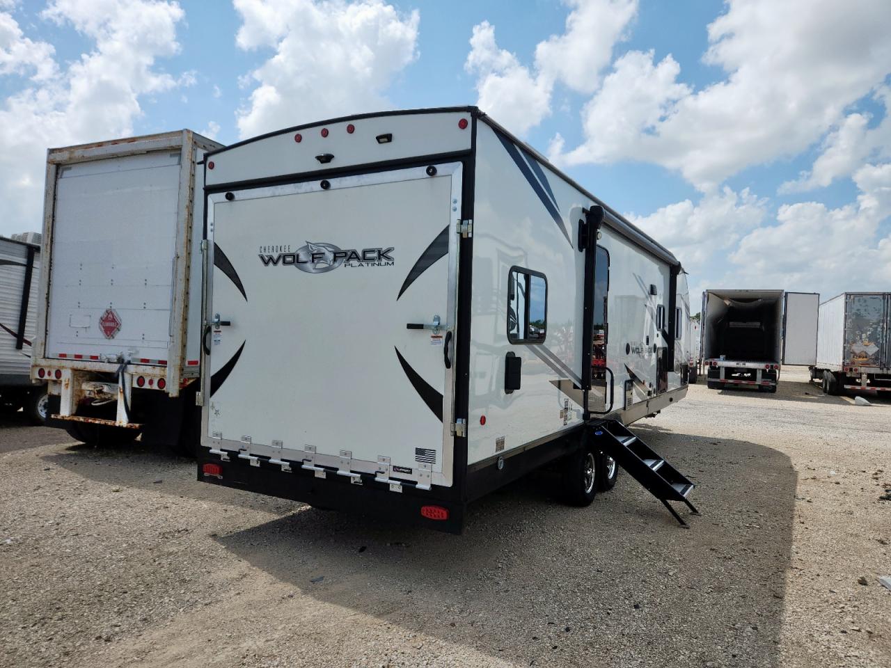 2023 Cherokee Grey Wolf VIN 5NHTCTC27PC221975 COPART salvage auction — Water/Flood, TX - SALVAGE TITLE-FLOOD DAMAGE, sold $23,000 on 2026-07-06 (photo 4)