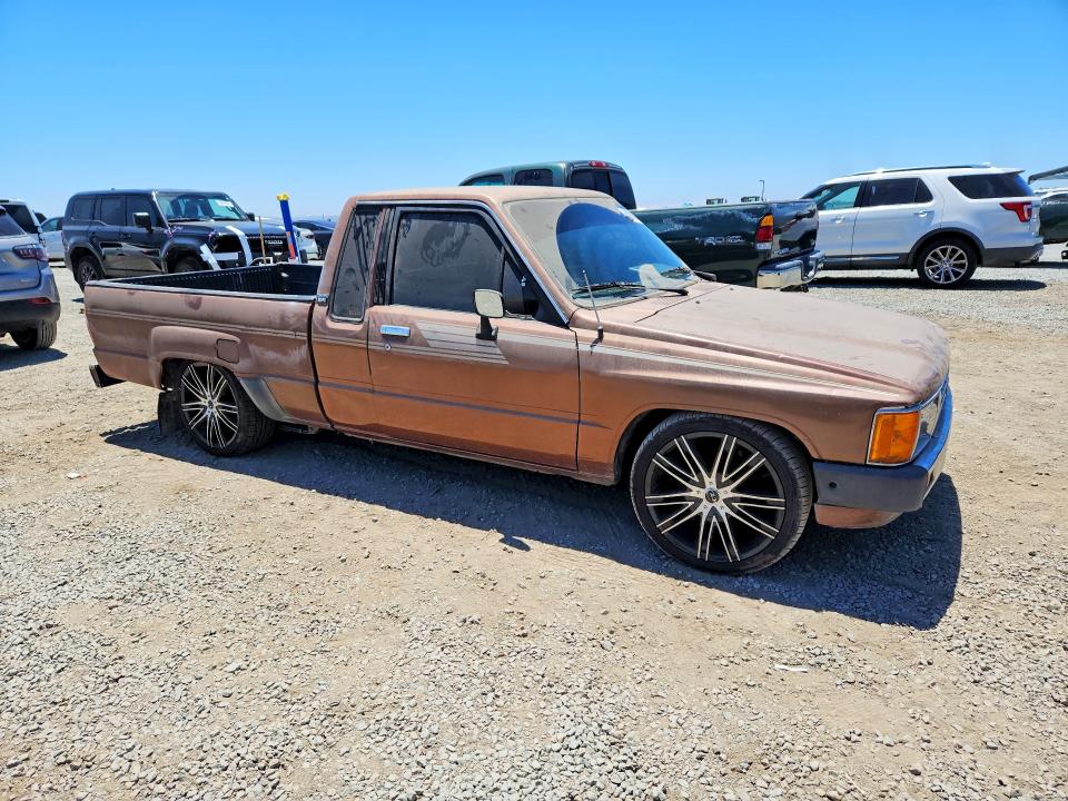 1986 Toyota Pickup VIN JT4RN56S3G7004690 COPART salvage auction — MINOR DENT/SCRATCHES, Ca - Dis/Dlr/Exp Only Clean Title, sold $2,600 on 2026-07-28 (photo 4)