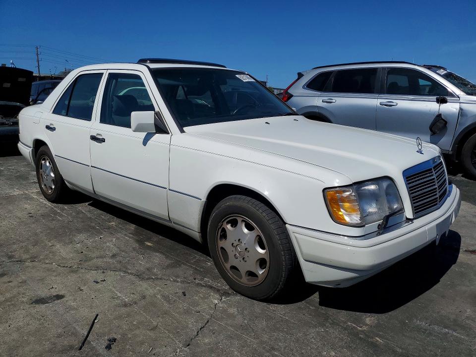 1995 Mercedes-benz E-class VIN WDBEA32EXSC271970 COPART salvage auction — SIDE, CA - DLR/DIS/EXP ONLY SALVAGE TITLE, sold $3,300 on 2026-07-31 (photo 4)