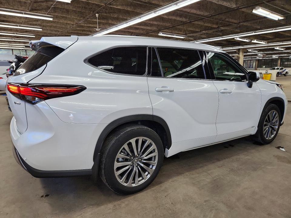 2025 Toyota Highlander hybrid VIN 5TDKBRCH8SS648596 COPART salvage auction — MINOR DENT/SCRATCHES, IN - CERT OF TITLE - REBUILT VEHICL, sold $37,000 on 2026-07-27 (photo 3)
