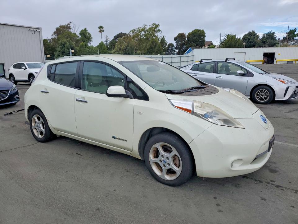 2011 Nissan Leaf VIN JN1AZ0CP6BT006652 COPART salvage auction — MINOR DENT/SCRATCHES, Ca - Dis/Dlr/Exp Only Clean Title, sold $425 on 2026-07-31 (photo 4)