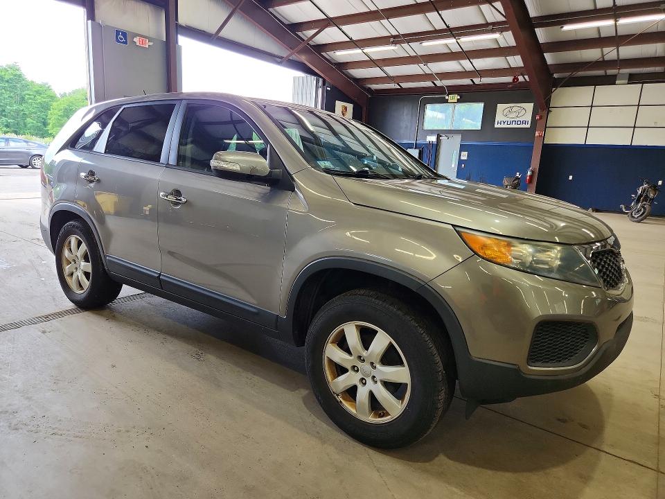 2013 Kia Sorento VIN 5XYKT3A19DG355290 COPART salvage auction — MINOR DENT/SCRATCHES, MA - CERTIFICATE OF TITLE (P), sold $1,800 on 2026-07-27 (photo 4)