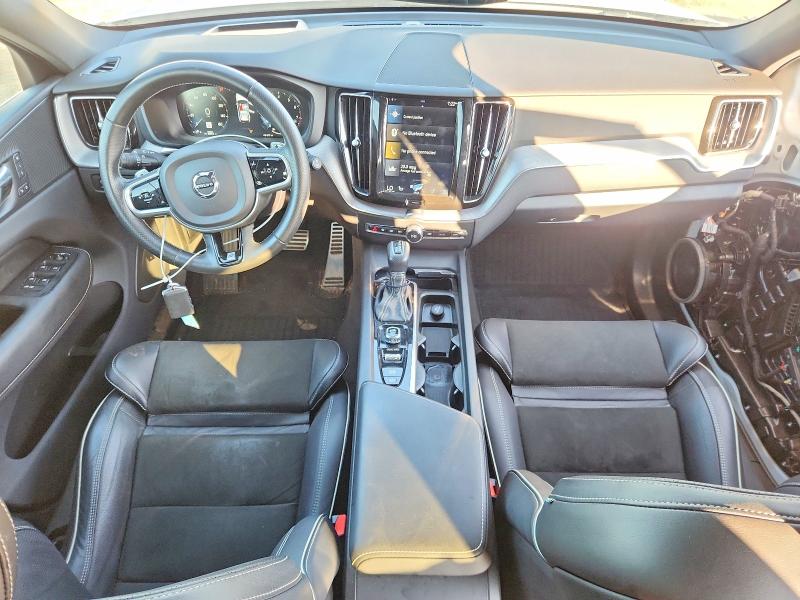 2018 Volvo Xc60 VIN LYVA22RM0JB117680 COPART salvage auction — SIDE, Salvage Title, sold $11,300 on 2026-08-04 (photo 8)