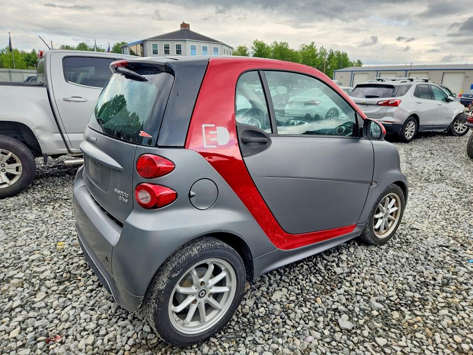2015 Smart Fortwo VIN WMEEJ9AA2FK840407 COPART salvage auction — MECHANICAL, Ma - Cert Of Title-Reconstrctd Coll, sold $600 on 2026-08-07 (photo 3)