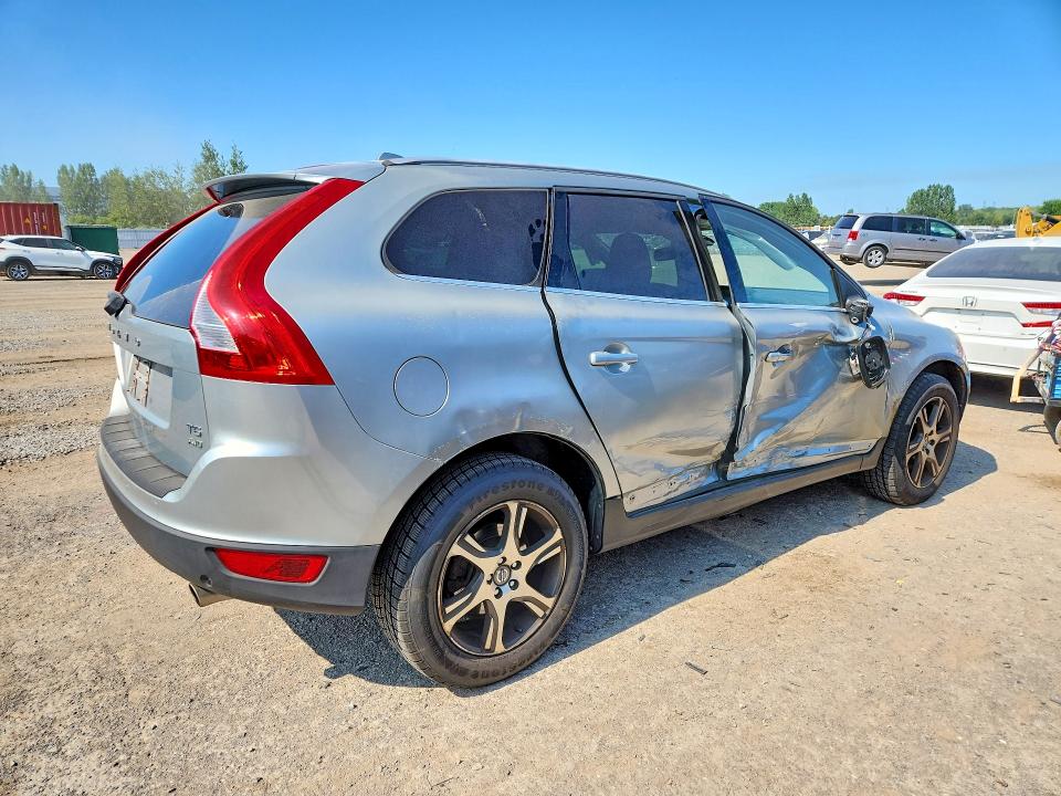 2011 Volvo Xc60 VIN YV4902DZ8B2152267 COPART salvage auction — ROLLOVER, ON - PERMIT IRREPAIRABLE, sold $425 on 2026-08-18 (photo 3)