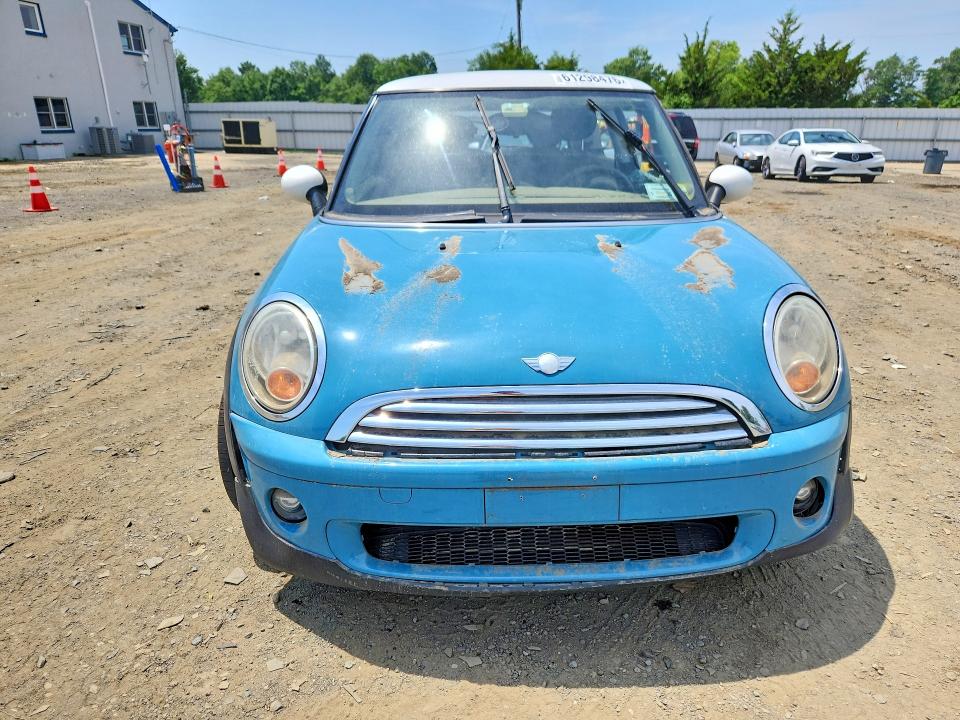 2010 Mini Cooper VIN WMWMF3C51ATZ22704 COPART salvage auction — WATER/FLOOD, Nj - Cert Of Title-Salvage Flood, sold $225 on 2026-08-17 (photo 5)