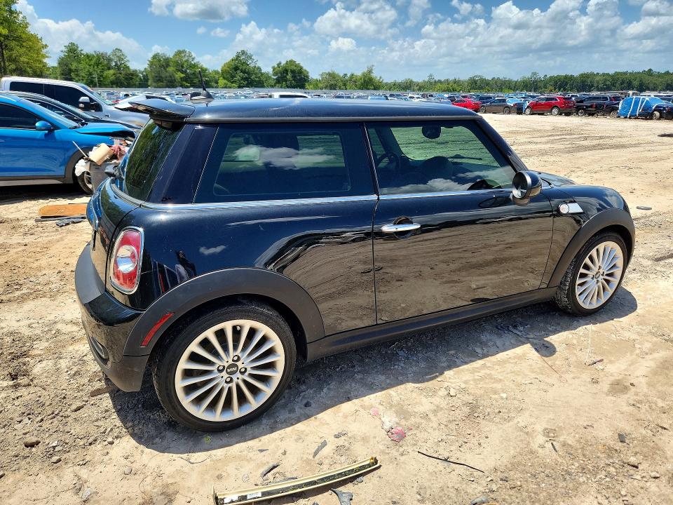 2012 Mini Cooper VIN WMWSV3C59CT386632 COPART salvage auction — MINOR DENT/SCRATCHES, FL - CERTIFICATE OF TITLE, sold $1,300 on 2026-07-24 (photo 3)