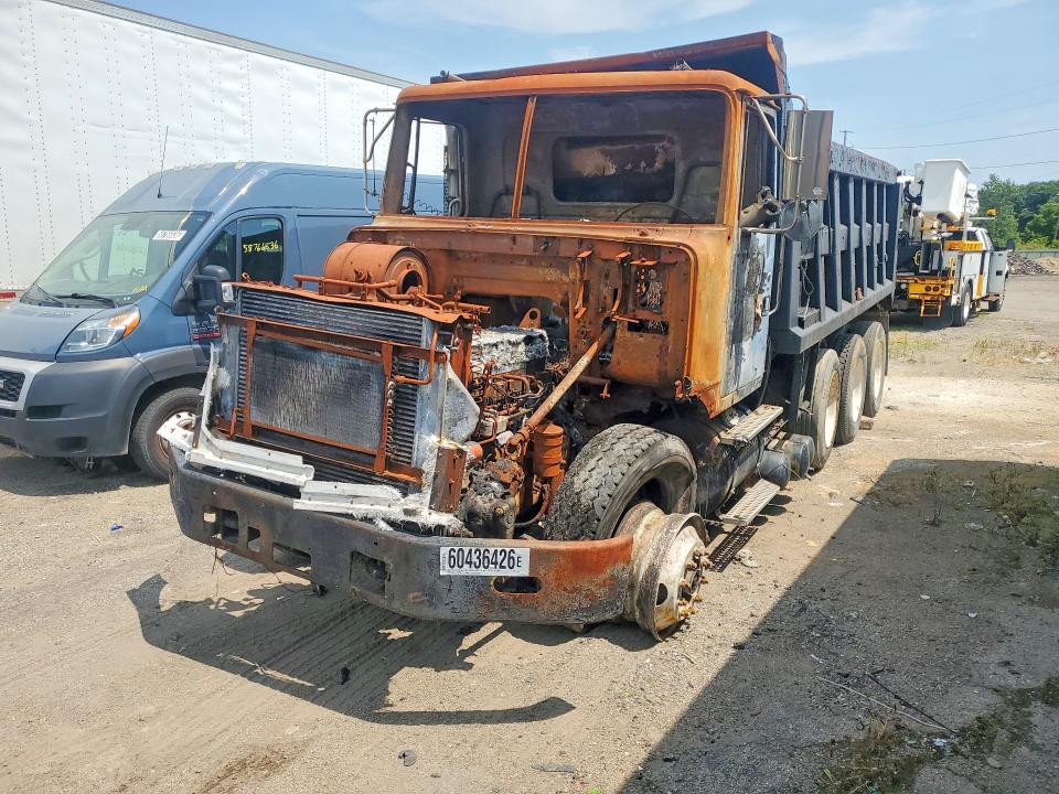 2000 Volvo Acl VIN 4V5JC2UE6YN869343 COPART salvage auction — BURN, Mi - Dealer Only Clean Title, sold $2,100 on 2026-08-08 (photo 1)