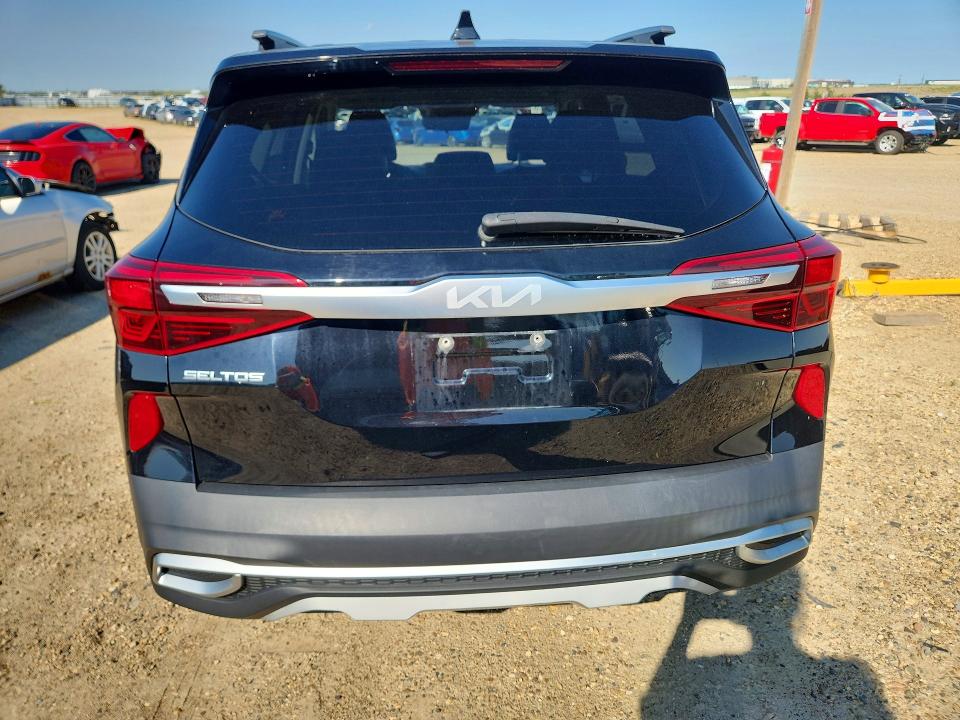 2022 Kia Seltos VIN KNDEUCAA8N7309216 COPART salvage auction — SIDE, AB - BOS - SALVAGE, sold $10,000 on 2026-08-06 (photo 6)