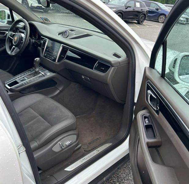 2017 Porsche Macan VIN WP1AB2A54HLB16475 COPART salvage auction — NORMAL WEAR, Nj - Certificate Of Title (P), sold $9,500 on 2026-08-11 (photo 5)
