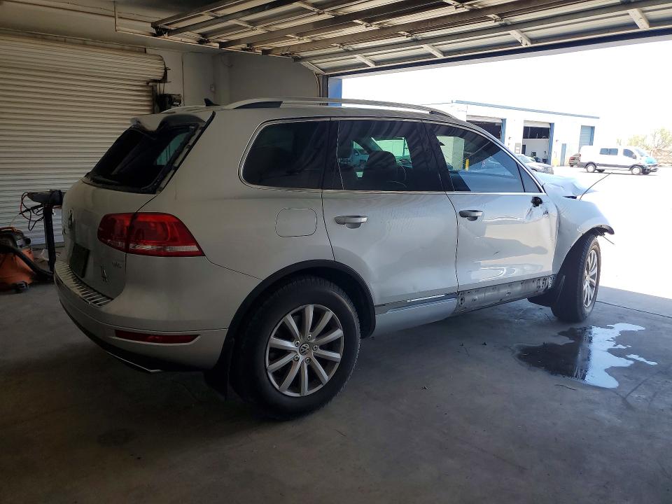 2012 Volkswagen Touareg VIN WVGFF9BP0CD005246 COPART salvage auction — FRONT END, Tx - Salvage Vehicle Title, sold $300 on 2026-08-07 (photo 3)