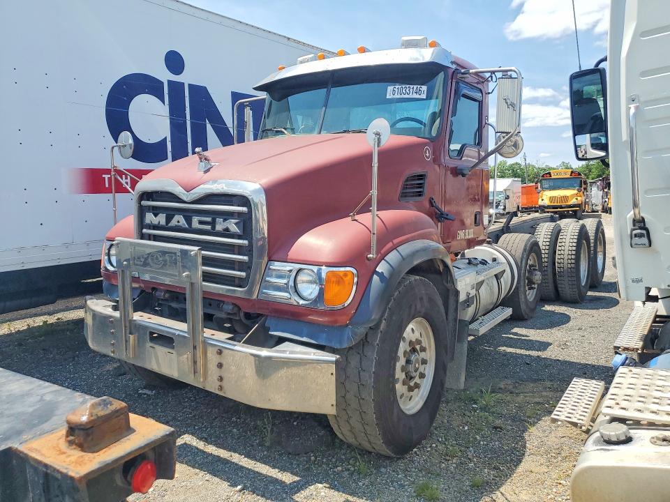 2005 Mack 700 cv700 VIN 1M2AG11C35M019149 COPART salvage auction — SIDE, NJ - CERT OF TITLE-SALVAGE, sold $11,600 on 2026-08-20 (photo 1)