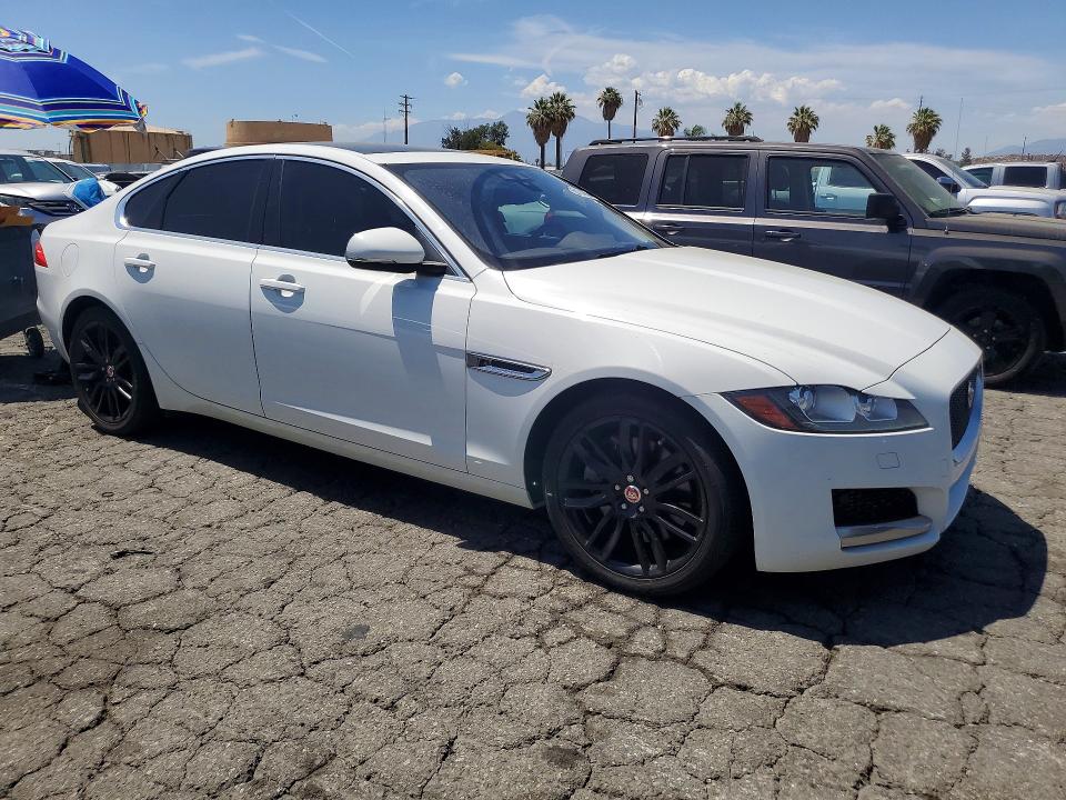 2017 Jaguar Xf VIN SAJBK4BV6HCY28598 COPART salvage auction — MINOR DENT/SCRATCHES, CA - DIS/DLR/EXP ONLY CLEAN TITLE, sold $1,350 on 2026-07-27 (photo 4)