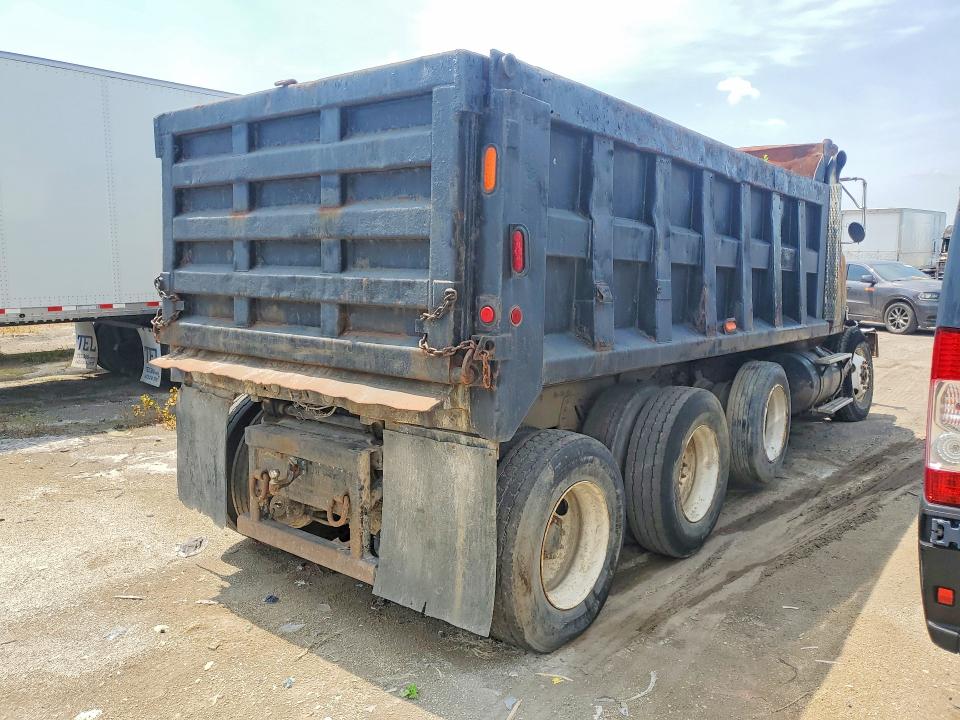 2000 Volvo Acl VIN 4V5JC2UE6YN869343 COPART salvage auction — BURN, Mi - Dealer Only Clean Title, sold $2,100 on 2026-08-08 (photo 3)