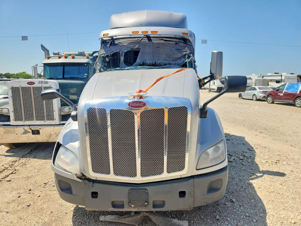 2020 Peterbilt 579 VIN 1XPBD49X1LD675937 COPART salvage auction — NORMAL WEAR, AR - CERTIFICATE OF TITLE, sold $10,900 on 2026-09-03 (photo 5)