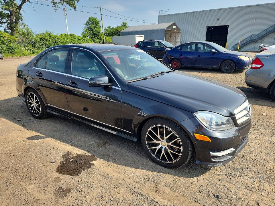 2012 Mercedes-benz C-klasse VIN WDDGF8BB6CA719607 COPART salvage auction — WATER/FLOOD, Qc - Irrecuperable, sold $2,300 on 2026-08-18 (photo 4)
