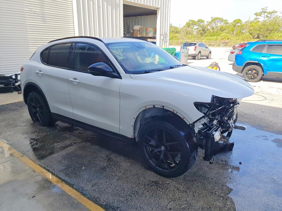 2021 Alfa romeo Stelvio VIN ZASPAJAN3M7C98625 COPART salvage auction — FRONT END, FL - CERTIFICATE OF TITLE, sold $2,600 on 2026-07-30 (photo 4)