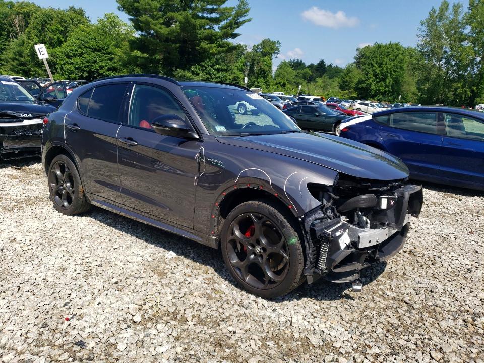 2022 Alfa romeo Stelvio VIN ZASPAKBNXN7D44389 COPART salvage auction — FRONT END, MA - CERT OF TITLE-SALVAGE (P), sold $9,300 on 2026-07-30 (photo 4)