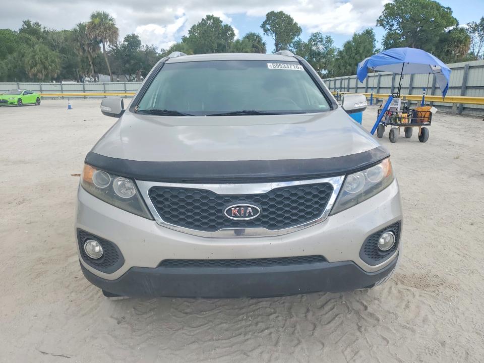 2013 Kia Sorento VIN 5XYKU4A65DG370156 COPART salvage auction — SIDE, Fl - Cert Of Title Slvg Rebuildable, sold $575 on 2026-07-15 (photo 5)