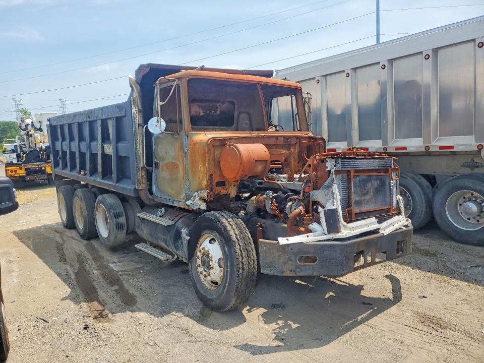2000 Volvo Acl VIN 4V5JC2UE6YN869343 COPART salvage auction — BURN, Mi - Dealer Only Clean Title, sold $2,100 on 2026-08-08 (photo 4)