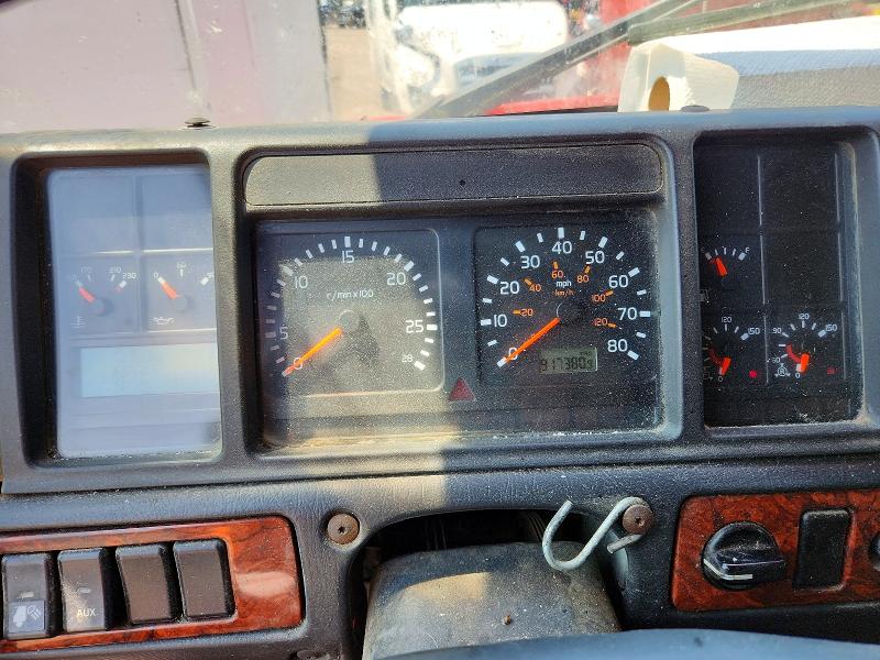 2000 Volvo VIN 4V4ND4JH7YN246522 COPART salvage auction — Burn Interior, Wv - Salvage Certificate Fire, sold $450 on 2026-08-04 (photo 9)