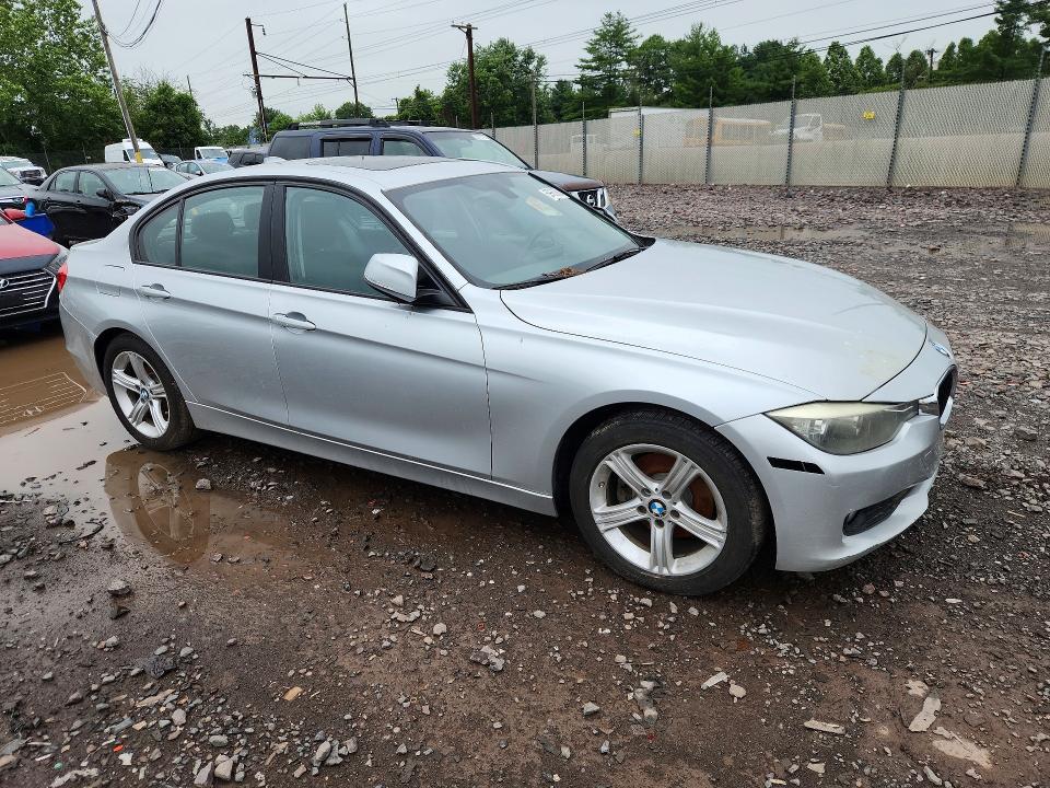 2013 BMW 3er VIN WBA3B5G58DNS03195 COPART salvage auction — MINOR DENT/SCRATCHES, Pa - Cert Of Title, sold $1,050 on 2026-07-13 (photo 4)