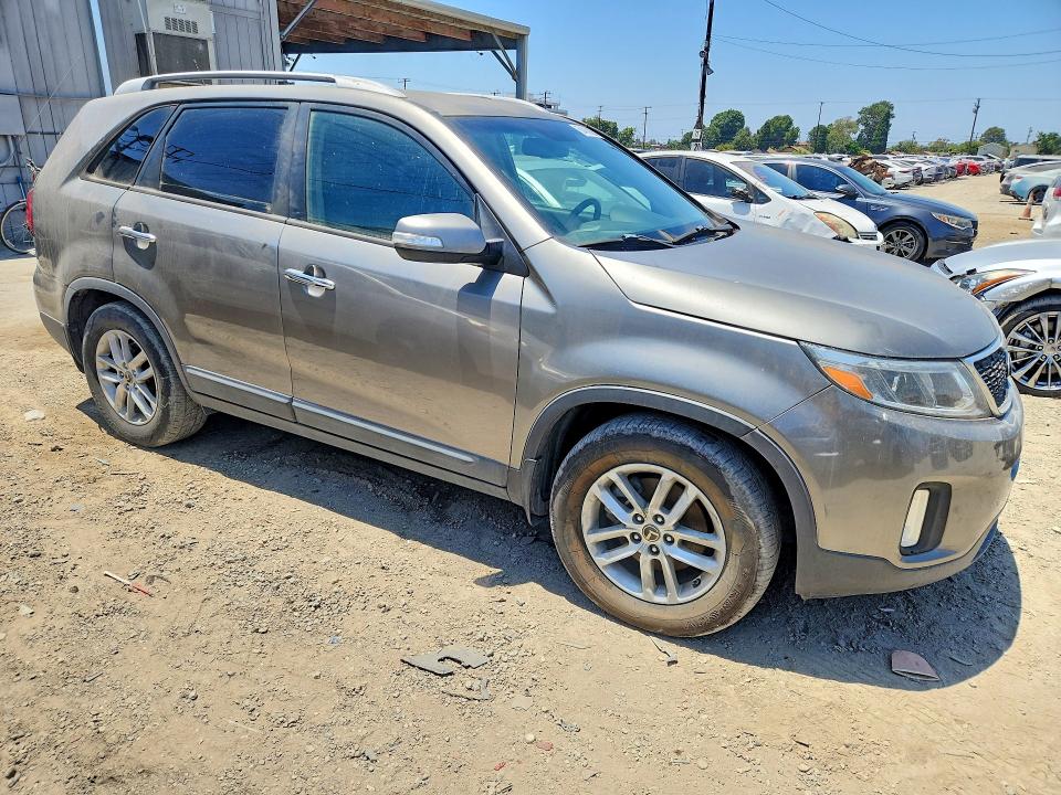 2014 Kia Sorento VIN 5XYKT4A62EG543295 COPART salvage auction — MINOR DENT/SCRATCHES, Salvage Title, sold $775 on 2026-07-20 (photo 4)