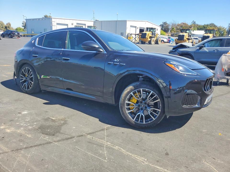 2024 Maserati Grecale VIN ZN6PMDAA7R7458686 COPART salvage auction — SIDE, Id - Salvage Certificate Of Title, sold $15,400 on 2026-10-12 (photo 4)