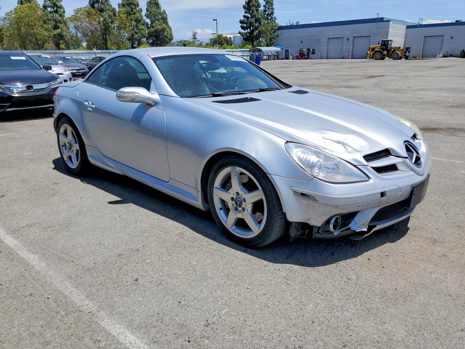 2005 Mercedes-benz Slk-class VIN WDBWK56F15F061177 COPART salvage auction — FRONT END, HI - DIS/DLR/EXP ONLY CLEAN TITLE (P), sold $1,150 on 2026-08-18 (photo 4)