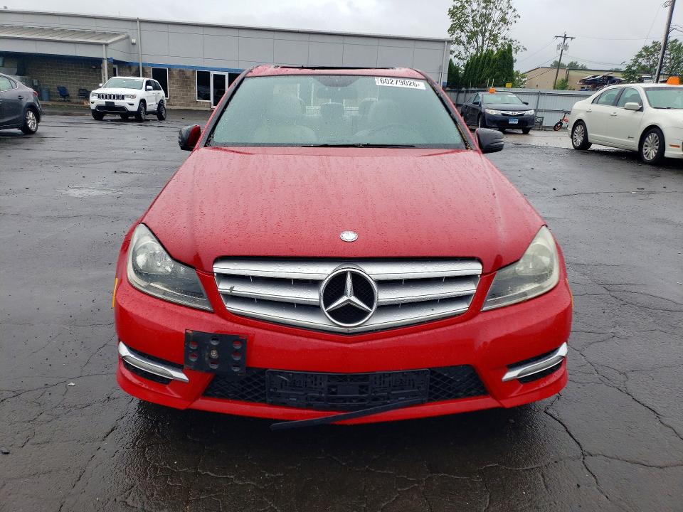 2012 Mercedes-benz VIN WDDGF8BBXCR208581 COPART salvage auction — ROOF, Ct - Cert Of Title-Salvage, sold $875 on 2026-07-17 (photo 5)