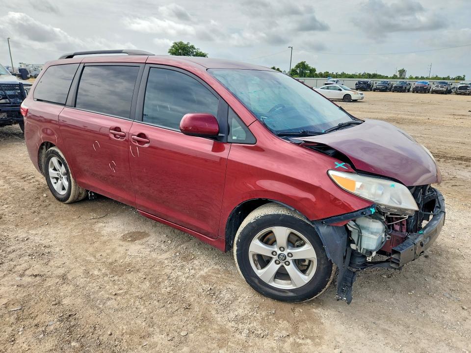 2018 Toyota Sienna VIN 5TDKZ3DC4JS932088 COPART salvage auction — FRONT END, TX - SALVAGE VEHICLE TITLE (P), sold $950 on 2026-07-22 (photo 4)
