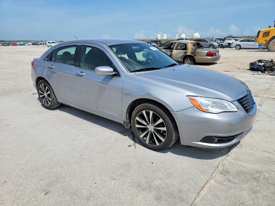 2014 Chrysler 200 VIN 1C3CCBBB8EN107617 COPART salvage auction — MINOR DENT/SCRATCHES, La - Permit To Sell (P), sold $225 on 2026-09-02 (photo 4)