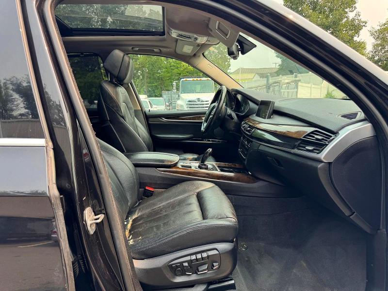 2015 BMW X5 VIN 5UXKR6C50F0J77597 COPART salvage auction — MINOR DENT/SCRATCHES, In - Certificate Of Title, sold $5,100 on 2026-07-29 (photo 8)