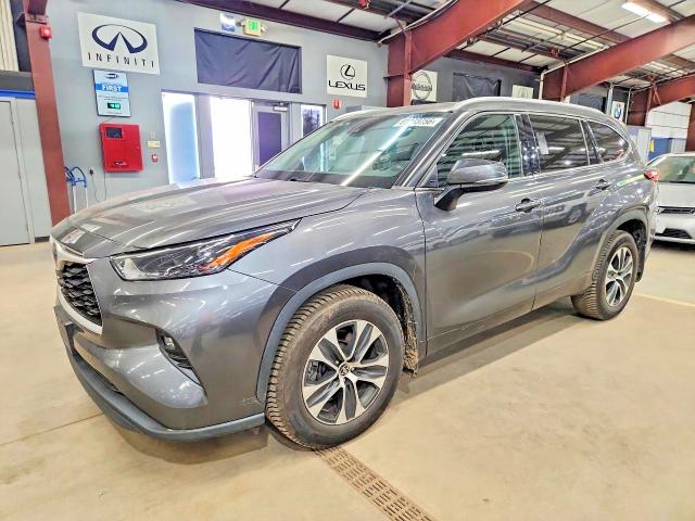 2022 Toyota Highlander VIN 5TDGZRBH5NS203028 COPART salvage auction — MINOR DENT/SCRATCHES, Ma - Certificate Of Title, sold $4,950 on 2026-07-23 (photo 1)