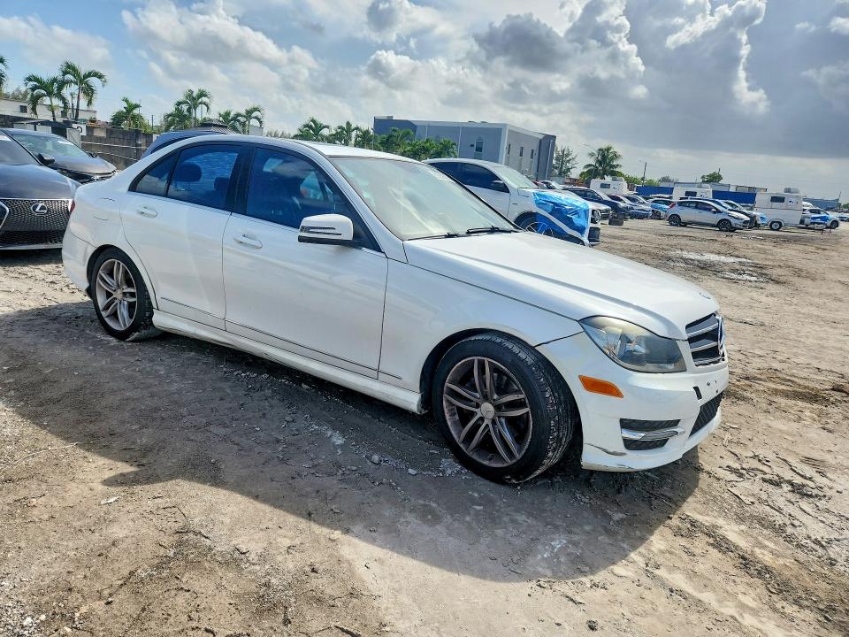 2014 Mercedes-benz C-klasse VIN WDDGF4HB6ER316148 COPART salvage auction — REAR END, Fl - Cert Of Title Slvg Rebuildable, sold $400 on 2026-07-17 (photo 4)