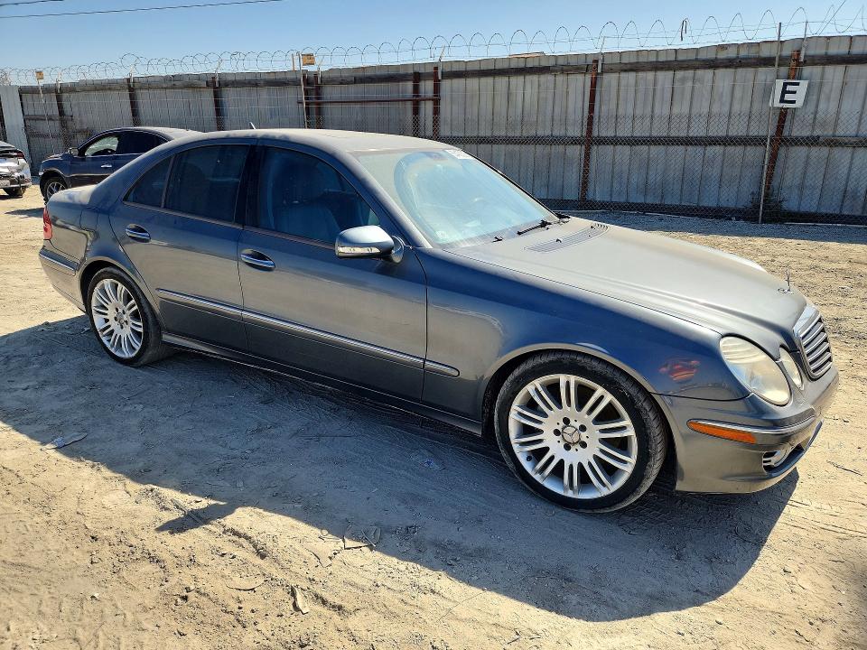 2007 Mercedes-benz E-class VIN WDBUF56X17B134238 COPART salvage auction — MINOR DENT/SCRATCHES, Ca - Dis/Dlr/Exp Only Clean Title, sold $600 on 2026-08-17 (photo 4)