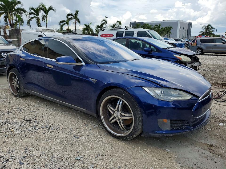 2016 Tesla Model s VIN 5YJSA1E13GF126023 COPART salvage auction — MINOR DENT/SCRATCHES, FL - CERTIFICATE OF TITLE, sold $4,450 on 2026-07-31 (photo 4)