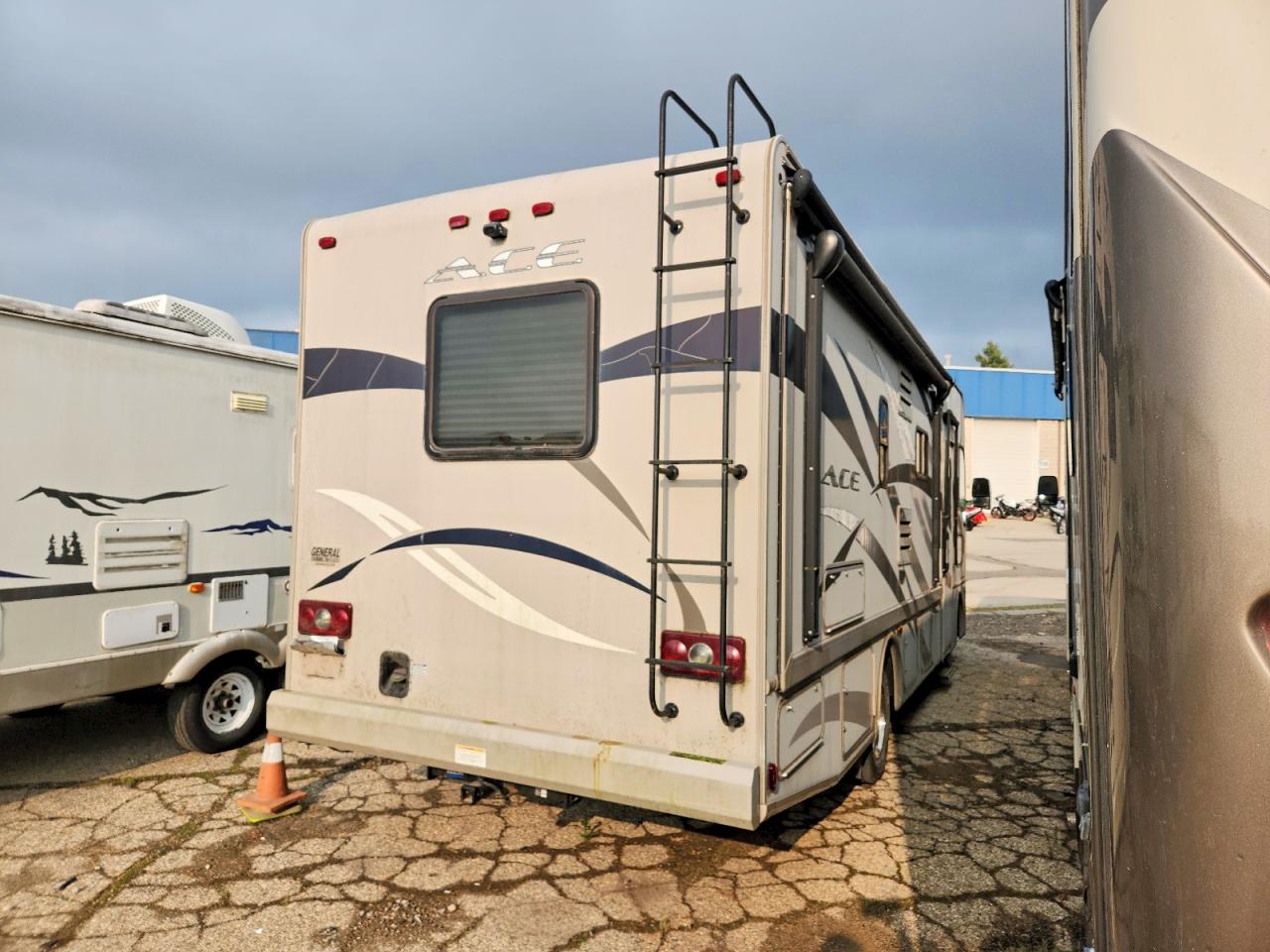 2013 Thor A.c.e. VIN 1F64F5DY1D0A12129 COPART salvage auction — Minor Dent/Scratches, MI - DEALER ONLY CLEAN TITLE, sold $15,750 on 2026-09-09 (photo 4)
