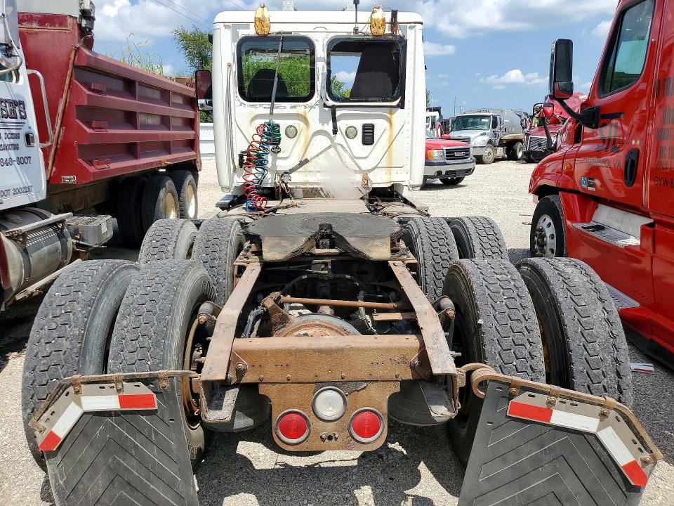 2014 Freightliner Cascadia VIN 3AKJGEDV3ESFR0607 COPART salvage auction — SIDE, IA - CERT OF TITLE-SALVAGE TITLE, sold $1,100 on 2026-09-10 (photo 6)