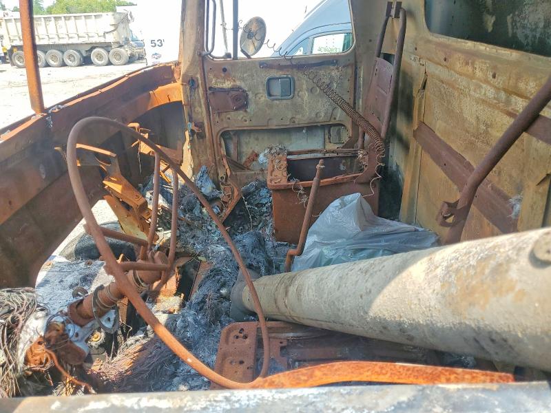 2000 Volvo Acl VIN 4V5JC2UE6YN869343 COPART salvage auction — BURN, Mi - Dealer Only Clean Title, sold $2,100 on 2026-08-08 (photo 7)